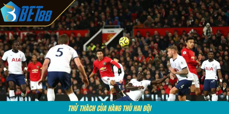 Thử thách của hàng thủ hai đội 